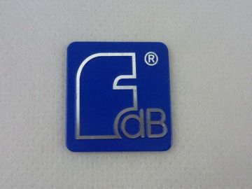 Etiquetas grabadas en relieve de las placas de identificación del metal de la casa de negocio con el fondo negro